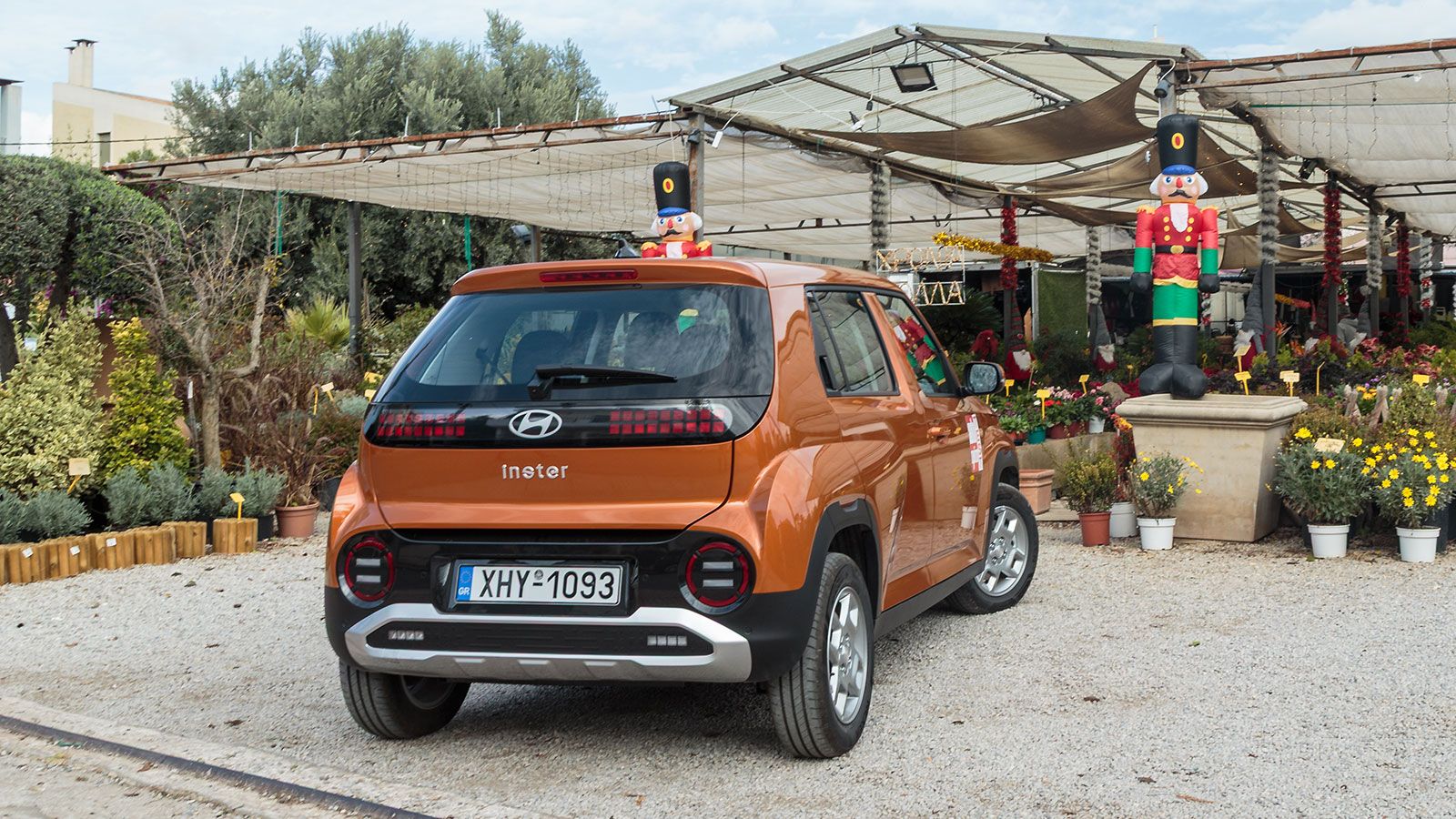 Όταν μια βδομάδα οδηγούσα το Hyundai Inster στην πηγμένη Λ. Κηφισίας, όντας σε μια καμπίνα χωρίς το παραμικρό θόρυβο και απλά χαϊδεύοντας ένα πεντάλ γ
